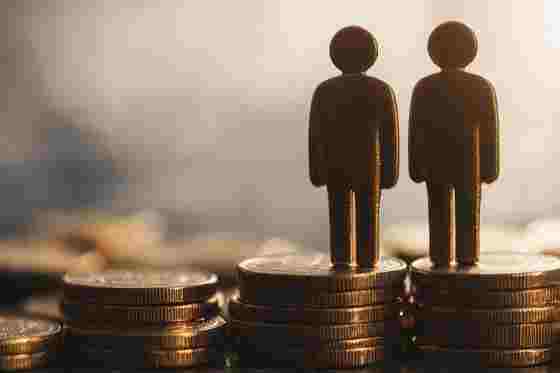 Figuren auf Münzstapel