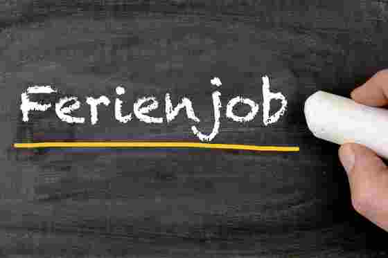Text Ferienjob auf Tafel mit Kreide geschrieben