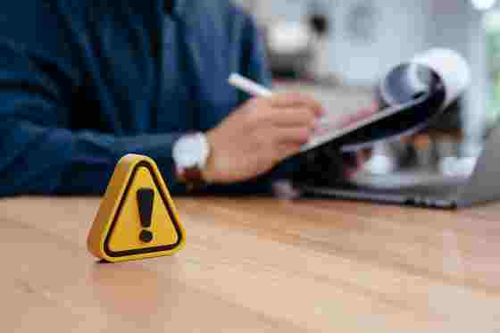 schwarzes Rufzeichen auf gelbem Dreieck