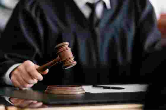 Richter mit Richterhammer