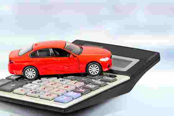 Modellauto auf Taschenrechner