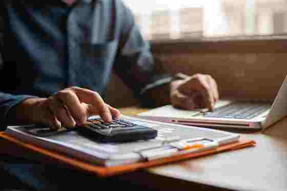 Person mit Taschenrechner