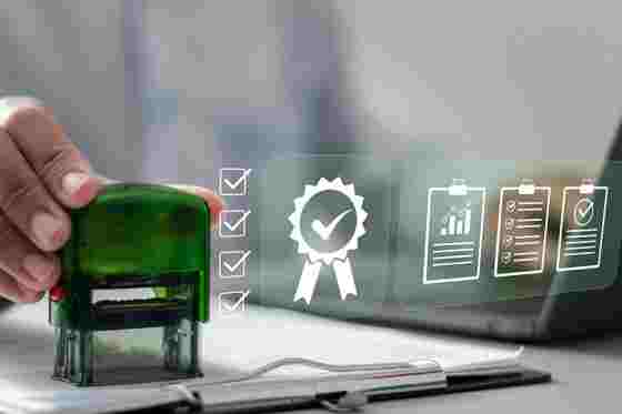 Person mit Stempel in der Hand